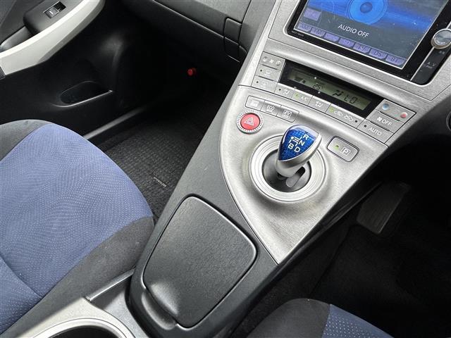 プリウス Ｓ　／ナビ（ＮＳＺＴ－Ｗ６２Ｇ）／ＴＶ／ＣＤ／ＤＶＤ／Ｂｌｕｅｔｏｏｔｈ／ＥＴＣ／バックカメラ／純正フロアマット／社外アルミホイール／オートライト／フォグライト／プッシュスタート（15枚目）