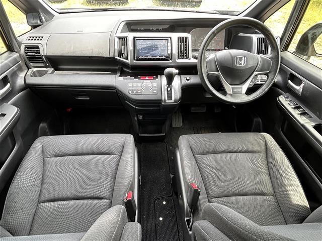 ステップワゴンスパーダ Ｓ　／ナビ（ＶＸＭ－１２２ＶＦ）／ＴＶ／ＣＤ／ＤＶＤ／Ｂｌｕｅｔｏｏｔｈ／バックカメラ／ＥＴＣ／片側パワースライドドア／フリップダウンモニター／パドルシフト／純正アルミホイール（4枚目）