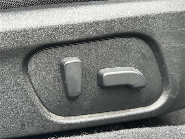 レヴォーグ １．６ＧＴアイサイト　／ナビ（ＣＮ－ＲＳ０２Ｄ）／ＴＶ／ＣＤ／ＤＶＤ／Ｂｌｕｅｔｏｏｔｈ／バックカメラ／ＥＴＣ／クルーズコントロール／前席パワーシート／社外フロアマット／純正アルミホイール／ドアバイザー（23枚目）