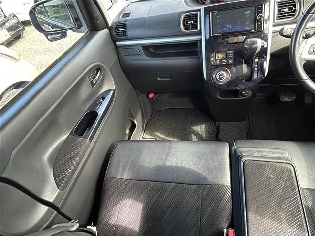 タント カスタムRS トップエディションSAII /ナビ(CN-RX02WD)/TV/CD/DVD/Bluetooth/バックカメラ/両側パワースライドドア/ETC/ハーフレザーシート/純正フロアマット/純正アルミホイール/ドアバイザ(6枚目)