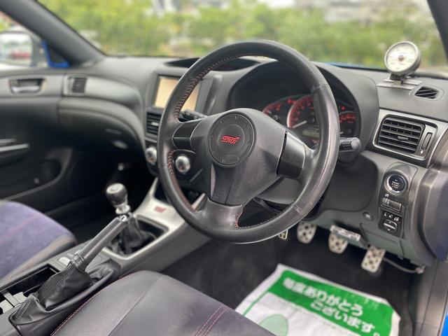 インプレッサ ＷＲＸ　ＳＴｉ　１年保障付　ノーマル車　６ＭＴ　カロッツェリアナビ　ＥＴＣ　スマートキー　プッシュスタート　ＡＰＥＸＩブースト計　ハーフレザーシート　パワーシート　ＨＩＤヘッドライト　純正大型リアスポイラー（10枚目）