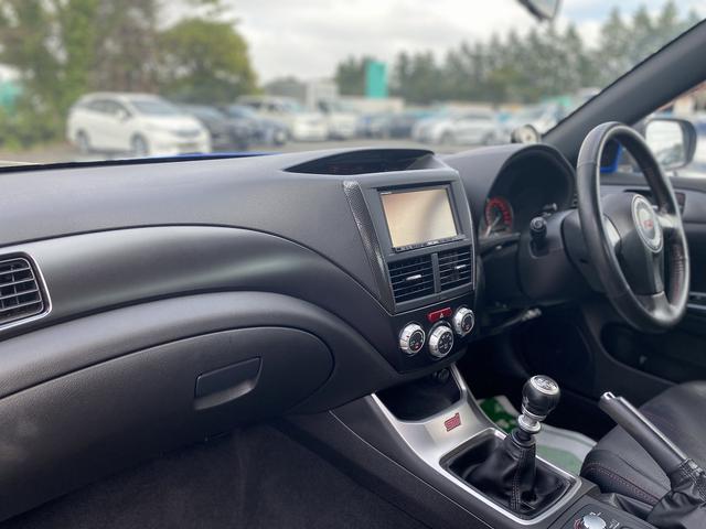 インプレッサ ＷＲＸ　ＳＴｉ　１年保障付　ノーマル車　６ＭＴ　カロッツェリアナビ　ＥＴＣ　スマートキー　プッシュスタート　ＡＰＥＸＩブースト計　ハーフレザーシート　パワーシート　ＨＩＤヘッドライト　純正大型リアスポイラー（11枚目）