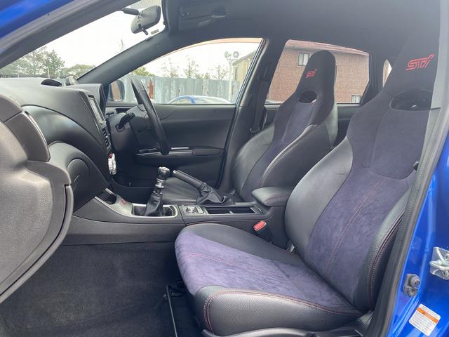 インプレッサ ＷＲＸ　ＳＴｉ　１年保障付　ノーマル車　６ＭＴ　カロッツェリアナビ　ＥＴＣ　スマートキー　プッシュスタート　ＡＰＥＸＩブースト計　ハーフレザーシート　パワーシート　ＨＩＤヘッドライト　純正大型リアスポイラー（21枚目）