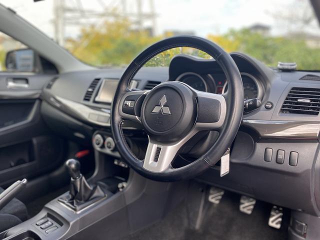 ランサー ＧＳＲエボリューションＸ　１年保証付　修復歴無し　ワンオーナー　禁煙車　走行距離６０，５００ｋｍ　５ＭＴ　ＨＫＳ車高調　ＲＥＣＡＲＯシート　大型リヤスポイラー　ナビＴＶ　革巻きステアリング　純正１８ＡＷ　キーレス　ＨＩＤライト（11枚目）