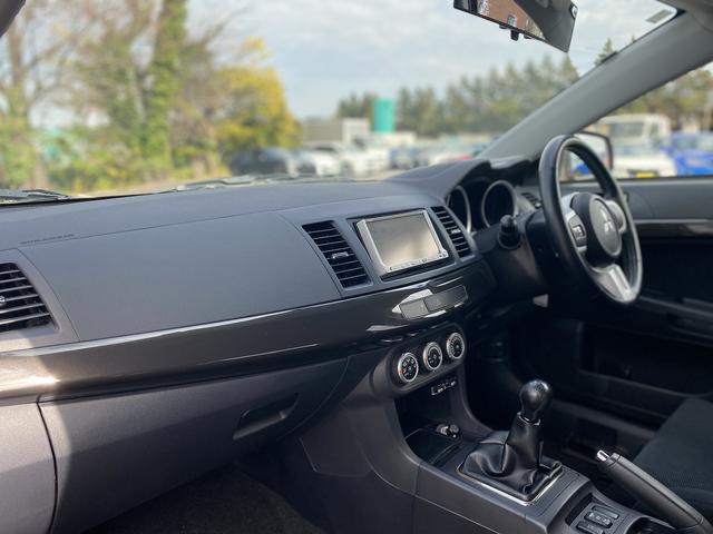 ランサー ＧＳＲエボリューションＸ　１年保証付　修復歴無し　ワンオーナー　禁煙車　走行距離６０，５００ｋｍ　５ＭＴ　ＨＫＳ車高調　ＲＥＣＡＲＯシート　大型リヤスポイラー　ナビＴＶ　革巻きステアリング　純正１８ＡＷ　キーレス　ＨＩＤライト（12枚目）