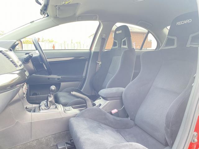 ランサー ＧＳＲエボリューションＸ　１年保証付　修復歴無し　ワンオーナー　禁煙車　走行距離６０，５００ｋｍ　５ＭＴ　ＨＫＳ車高調　ＲＥＣＡＲＯシート　大型リヤスポイラー　ナビＴＶ　革巻きステアリング　純正１８ＡＷ　キーレス　ＨＩＤライト（21枚目）