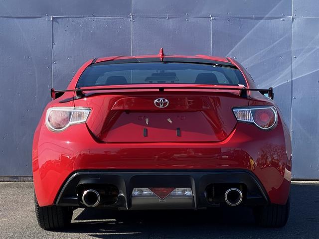 ８６ ＧＴリミテッド　ブラックパッケージ　１年保証付　後期型　６速Ｍ／Ｔ　ＴＲＤエアロ　ＨＫＳ車高調　ブレンボキャリパー　リヤスポ　ＳＤナビＴＶ　Ｂｌｕｅｔｏｏｔｈ　バックカメラ　クルコン　シートヒーター　ＬＥＤライト＆フォグ　スマートキー（8枚目）