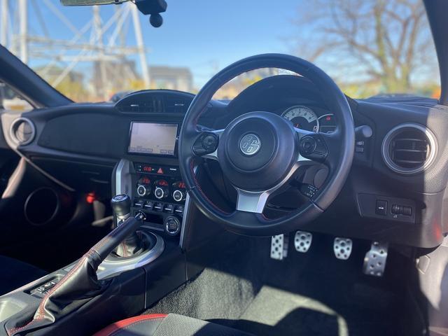 ８６ ＧＴリミテッド　ブラックパッケージ　１年保証付　後期型　６速Ｍ／Ｔ　ＴＲＤエアロ　ＨＫＳ車高調　ブレンボキャリパー　リヤスポ　ＳＤナビＴＶ　Ｂｌｕｅｔｏｏｔｈ　バックカメラ　クルコン　シートヒーター　ＬＥＤライト＆フォグ　スマートキー（11枚目）
