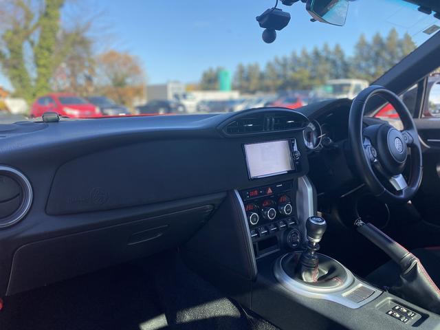 ８６ ＧＴリミテッド　ブラックパッケージ　１年保証付　後期型　６速Ｍ／Ｔ　ＴＲＤエアロ　ＨＫＳ車高調　ブレンボキャリパー　リヤスポ　ＳＤナビＴＶ　Ｂｌｕｅｔｏｏｔｈ　バックカメラ　クルコン　シートヒーター　ＬＥＤライト＆フォグ　スマートキー（12枚目）