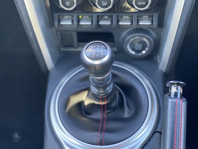 ８６ ＧＴリミテッド　ブラックパッケージ　１年保証付　後期型　６速Ｍ／Ｔ　ＴＲＤエアロ　ＨＫＳ車高調　ブレンボキャリパー　リヤスポ　ＳＤナビＴＶ　Ｂｌｕｅｔｏｏｔｈ　バックカメラ　クルコン　シートヒーター　ＬＥＤライト＆フォグ　スマートキー（17枚目）