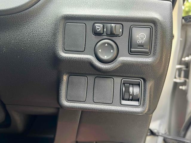 ノート Ｘ　ドライブレコーダー　バックカメラ　ナビ　スマートキー　アイドリングストップ　電動格納ミラー　ＣＶＴ　盗難防止システム　衝突安全ボディ　ＡＢＳ　ミュージックプレイヤー接続可　エアコン　パワーステアリング（5枚目）