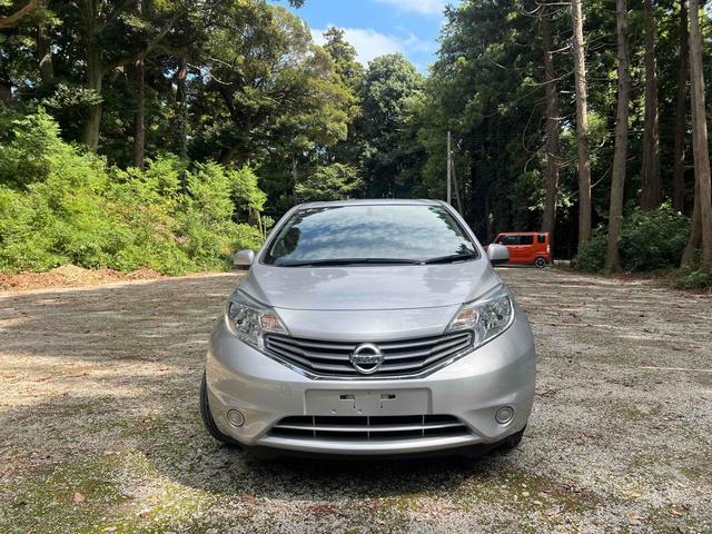 ノート Ｘ　ドライブレコーダー　バックカメラ　ナビ　スマートキー　アイドリングストップ　電動格納ミラー　ＣＶＴ　盗難防止システム　衝突安全ボディ　ＡＢＳ　ミュージックプレイヤー接続可　エアコン　パワーステアリング（12枚目）