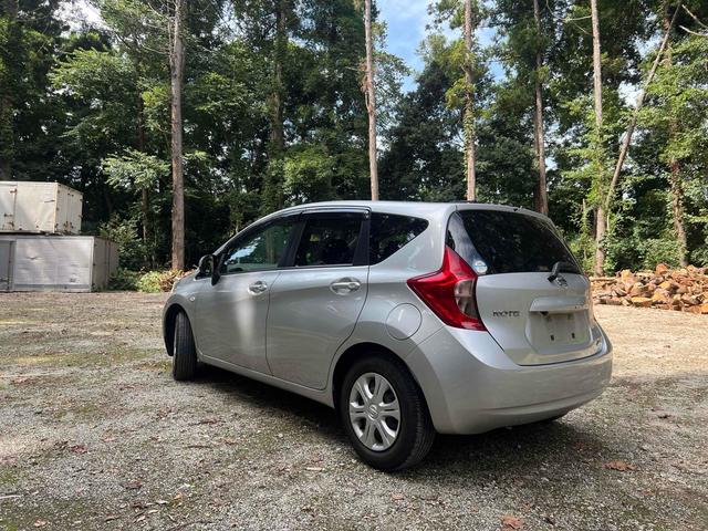 ノート Ｘ　ドライブレコーダー　バックカメラ　ナビ　スマートキー　アイドリングストップ　電動格納ミラー　ＣＶＴ　盗難防止システム　衝突安全ボディ　ＡＢＳ　ミュージックプレイヤー接続可　エアコン　パワーステアリング（13枚目）