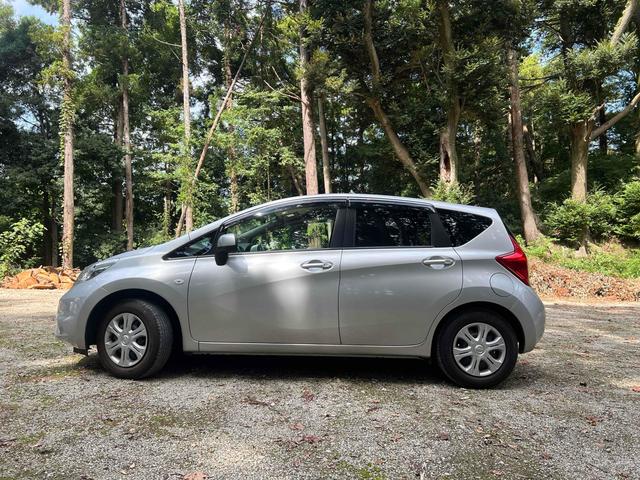 ノート Ｘ　ドライブレコーダー　バックカメラ　ナビ　スマートキー　アイドリングストップ　電動格納ミラー　ＣＶＴ　盗難防止システム　衝突安全ボディ　ＡＢＳ　ミュージックプレイヤー接続可　エアコン　パワーステアリング（14枚目）