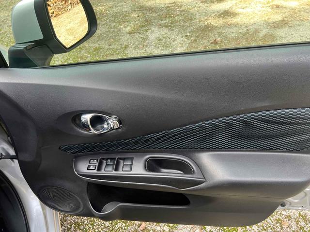 ノート Ｘ　ドライブレコーダー　バックカメラ　ナビ　スマートキー　アイドリングストップ　電動格納ミラー　ＣＶＴ　盗難防止システム　衝突安全ボディ　ＡＢＳ　ミュージックプレイヤー接続可　エアコン　パワーステアリング（24枚目）