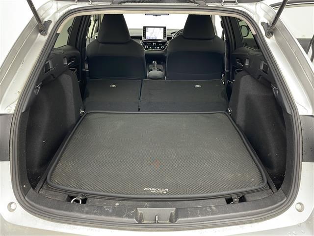カローラツーリング ハイブリッド　Ｓ　４ＷＤ／寒冷地仕様／純正ナビ／バックカメラ／セーフティセンス／ブラインドスポットモニター／クリアランスソナー／デジタルインナーミラー／ＥＴＣ／置くだけ充電／トノカバー／ＬＥＤヘッドライト／積込タイヤ（18枚目）