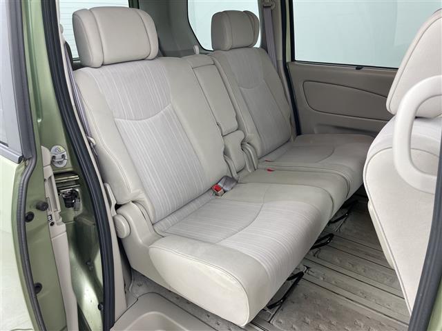 セレナ ２０Ｇ　寒冷地仕様　スマートキー＆プッシュスタート　クルーズコントロール　純正ナビ＆ＣＤ＆ＤＶＤ＆ＳＤ＆ＢＴ＆ＴＶ　バックカメラ　３列シート　両側パワースライドドア　ビルトインＥＴＣ　電動格納ミラー（11枚目）