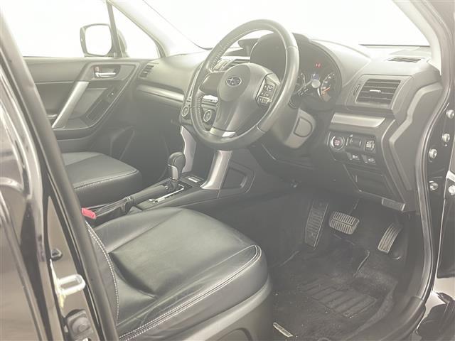 フォレスター ２．０ｉ－Ｓ　アイサイト　スマートキー＆プッシュスタート／社外ナビ（ＴＶ／ＢＴ／ＤＶＤ／ＣＤ）／バックカメラ／アイサイト／レザーシート／前席パワーシート＆シートヒーター／アイドリングストップ／パワーバックドア（8枚目）