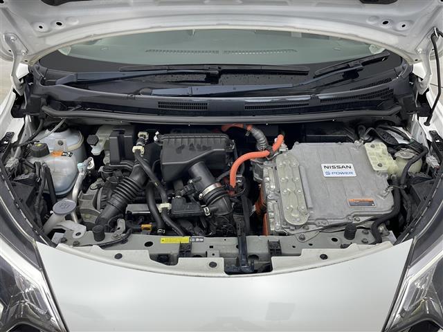 ノート ｅ－パワー　Ｘ　シーギア　純正ナビ＆ＣＤ＆ＤＶＤ＆ＳＤ＆ＵＳＢ＆ＢＴ＆ＴＶ＆ｉＰｏｄ　レーダークルーズコントロール　バックカメラ　全方位カメラ　横滑り防止装置　衝突被害軽減ブレーキ　ステアリングスイッチ　ＬＥＤヘッドライト（6枚目）