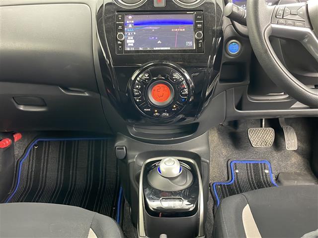 ノート ｅ－パワー　Ｘ　シーギア　純正ナビ＆ＣＤ＆ＤＶＤ＆ＳＤ＆ＵＳＢ＆ＢＴ＆ＴＶ＆ｉＰｏｄ　レーダークルーズコントロール　バックカメラ　全方位カメラ　横滑り防止装置　衝突被害軽減ブレーキ　ステアリングスイッチ　ＬＥＤヘッドライト（13枚目）