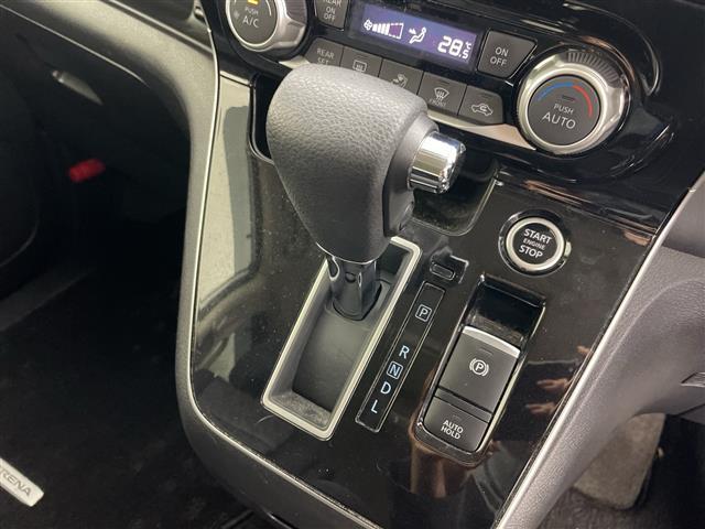 セレナ ハイウェイスター　Ｖ　・４ＷＤ・寒冷地仕様・純正ナビ・プロパイロット・純正フリップダウンモニター・全方位カメラ・両側パワースライドドア・レーダークルーズコントロール・衝突軽減ブレーキ・純正前後ドライブレコーダー　夏冬タイヤ（13枚目）