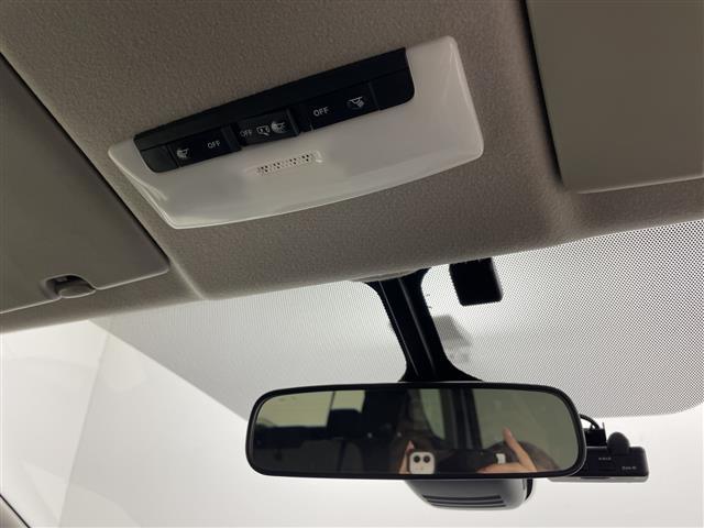 セレナ ハイウェイスター　Ｖ　・４ＷＤ・寒冷地仕様・純正ナビ・プロパイロット・純正フリップダウンモニター・全方位カメラ・両側パワースライドドア・レーダークルーズコントロール・衝突軽減ブレーキ・純正前後ドライブレコーダー　夏冬タイヤ（18枚目）