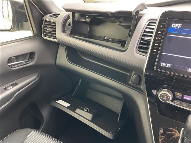 セレナ ハイウェイスター　Ｖ　・４ＷＤ・寒冷地仕様・純正ナビ・プロパイロット・純正フリップダウンモニター・全方位カメラ・両側パワースライドドア・レーダークルーズコントロール・衝突軽減ブレーキ・純正前後ドライブレコーダー　夏冬タイヤ（19枚目）