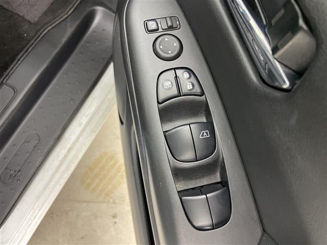 セレナ ハイウェイスター　Ｖ　・４ＷＤ・寒冷地仕様・純正ナビ・プロパイロット・純正フリップダウンモニター・全方位カメラ・両側パワースライドドア・レーダークルーズコントロール・衝突軽減ブレーキ・純正前後ドライブレコーダー　夏冬タイヤ（20枚目）