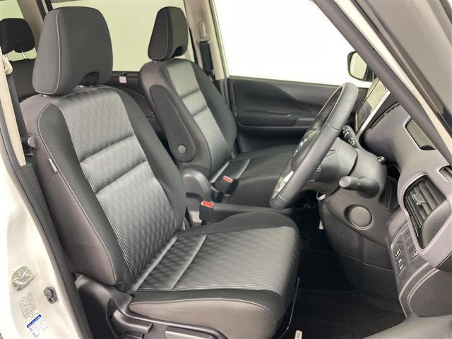 セレナ ハイウェイスター　Ｖ　・４ＷＤ・寒冷地仕様・純正ナビ・プロパイロット・純正フリップダウンモニター・全方位カメラ・両側パワースライドドア・レーダークルーズコントロール・衝突軽減ブレーキ・純正前後ドライブレコーダー　夏冬タイヤ（22枚目）