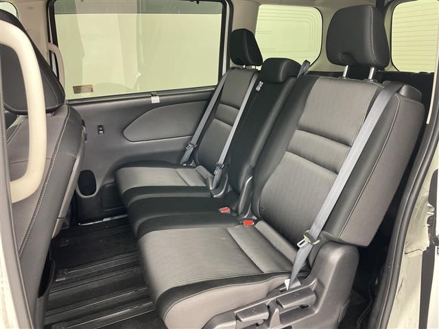 セレナ ハイウェイスター　Ｖ　・４ＷＤ・寒冷地仕様・純正ナビ・プロパイロット・純正フリップダウンモニター・全方位カメラ・両側パワースライドドア・レーダークルーズコントロール・衝突軽減ブレーキ・純正前後ドライブレコーダー　夏冬タイヤ（27枚目）