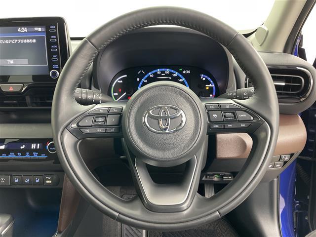 ヤリスクロス ハイブリッドＺ　純正ディスプレイオーディオ・バックカメラ・シートヒーター・パワーシート・オートライト・オートハイビーム・ダウンヒルアシストコントロール・ステアリングヒーター・ＡＣ１００Ｖ電源・レーダークルーズ・ＢＳＭ（9枚目）