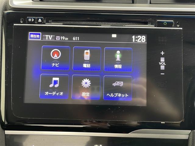 フィット １５Ｘ　４ＷＤ　純正オプションインターナビ　ワンセグＴＶ／ＣＤ／ＤＶＤ／ＢＴ／ｉＰｏｄ　バックカメラ　ビルトインＥＴＣ　ＵＳＢ　衝突軽減被害ブレーキ　ステアリングリモコン　プッシュスタート　スマートキー（2枚目）