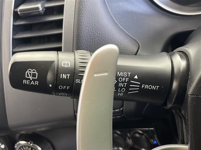アウトランダー ２４Ｇ　４ＷＤ　社外ナビ　Ｂｌｕｅｔｏｏｔｈ　フルセグＴＶ　ＡＭ／ＦＭ　ＥＴＣ　オートライト　電動格納ミラー　純正フロアマット　ドアバイザー　本革巻ステアリング　横滑り防止装置（10枚目）