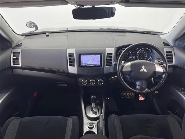 アウトランダー ２４Ｇ　４ＷＤ　社外ナビ　Ｂｌｕｅｔｏｏｔｈ　フルセグＴＶ　ＡＭ／ＦＭ　ＥＴＣ　オートライト　電動格納ミラー　純正フロアマット　ドアバイザー　本革巻ステアリング　横滑り防止装置（42枚目）