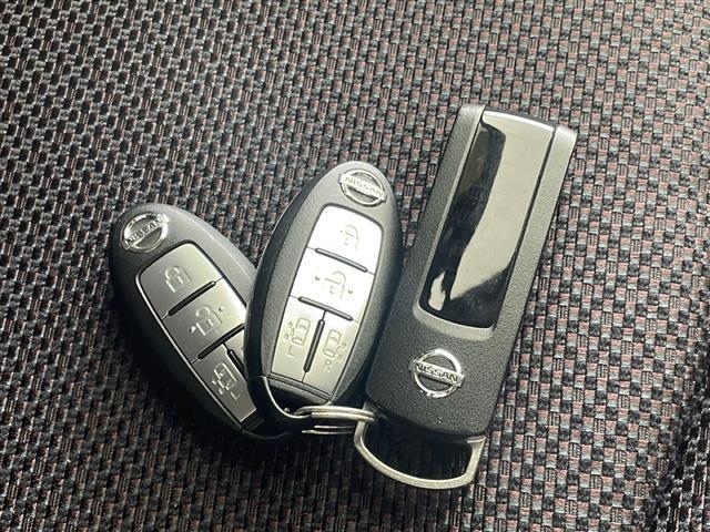 セレナ ハイウェイスター　純正ナビ　両側パワースライドドア　ＥＴＣ　全方位カメラ　純正エンジンスターター　保証書　取扱説明書　フルセグＴＶ　クルーズコントロール　横滑り防止装置　アイドリングストップ　オートライト　スマートキー（12枚目）
