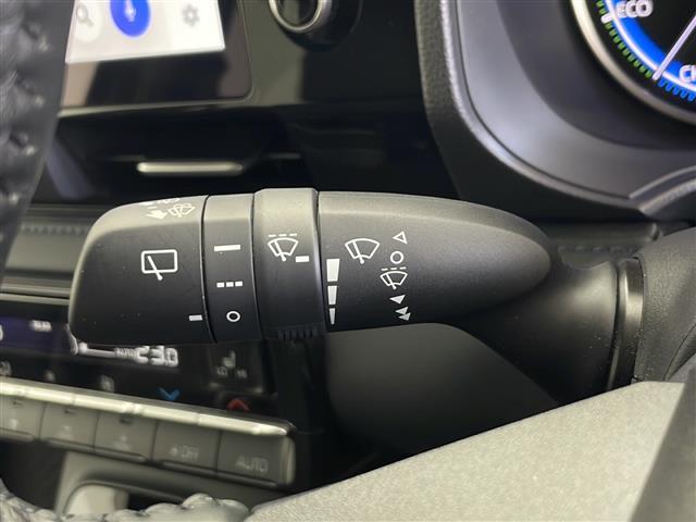 ヴォクシー ハイブリッドＳ－Ｚ　ワンオーナー　純正ディスプレイナビ　ＥＴＣ２．０　ステアリングヒーター　トヨタセーフティンス　フルセグＴＶ　バックカメラ　純正フリップダウンモニター　ドライブレコーダー　両側パワースライドドア（12枚目）