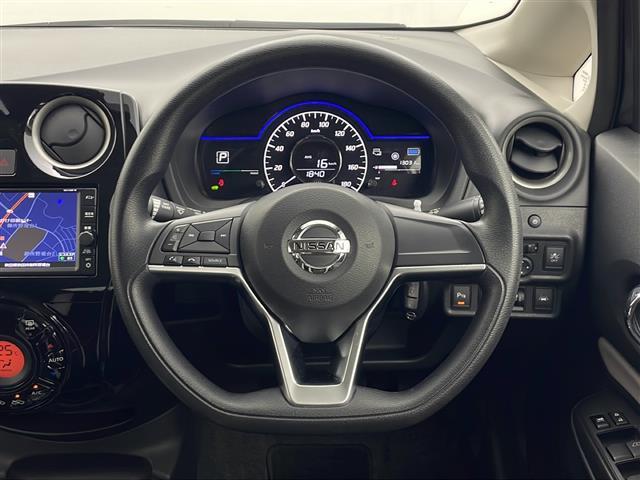 ノート ｅ－パワー　Ｘ　ＦＯＵＲ　純正ナビ　フルセグＴＶ　バックカメラ　ＥＴＣ　横滑り防止装置　衝突被害軽減システム　クリアランスソナー　ライトレベライザー　レーンキープアシスト　純正ＡＷ　純正フロアマット　コーナーセンサー（5枚目）