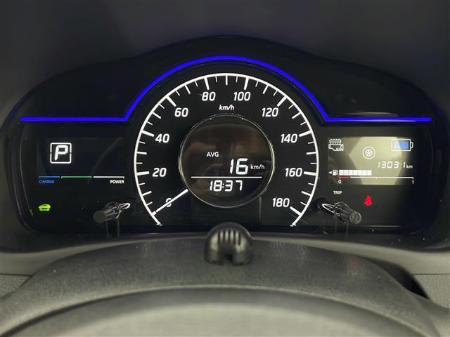 ノート ｅ－パワー　Ｘ　ＦＯＵＲ　純正ナビ　フルセグＴＶ　バックカメラ　ＥＴＣ　横滑り防止装置　衝突被害軽減システム　クリアランスソナー　ライトレベライザー　レーンキープアシスト　純正ＡＷ　純正フロアマット　コーナーセンサー（6枚目）