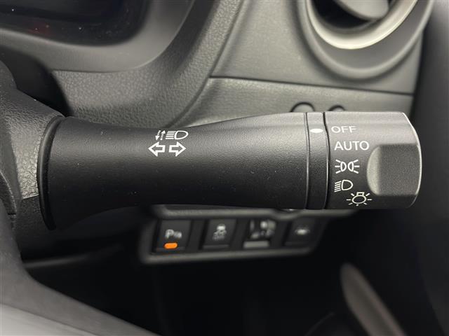 ノート ｅ－パワー　Ｘ　ＦＯＵＲ　純正ナビ　フルセグＴＶ　バックカメラ　ＥＴＣ　横滑り防止装置　衝突被害軽減システム　クリアランスソナー　ライトレベライザー　レーンキープアシスト　純正ＡＷ　純正フロアマット　コーナーセンサー（10枚目）