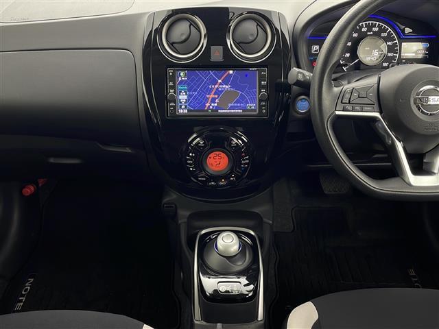 ノート ｅ－パワー　Ｘ　ＦＯＵＲ　純正ナビ　フルセグＴＶ　バックカメラ　ＥＴＣ　横滑り防止装置　衝突被害軽減システム　クリアランスソナー　ライトレベライザー　レーンキープアシスト　純正ＡＷ　純正フロアマット　コーナーセンサー（18枚目）