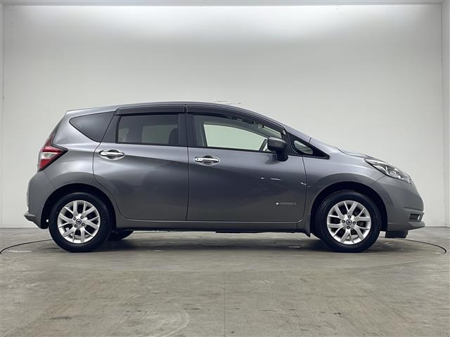 ノート ｅ－パワー　Ｘ　ＦＯＵＲ　純正ナビ　フルセグＴＶ　バックカメラ　ＥＴＣ　横滑り防止装置　衝突被害軽減システム　クリアランスソナー　ライトレベライザー　レーンキープアシスト　純正ＡＷ　純正フロアマット　コーナーセンサー（30枚目）