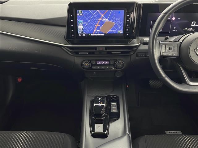 ノート Ｘ　ＦＯＵＲ　純正ナビ　全方位カメラ　衝突被害軽減防止ブレーキ　前後コーナーセンサー　横滑り防止装置　レーンキープアシスト　ミラー一体型ドラレコ　ＥＴＣ　前席シートヒーター　ステアリングヒーター　スペアキー（5枚目）