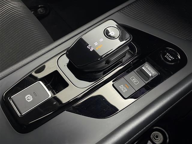 ノート Ｘ　ＦＯＵＲ　純正ナビ　全方位カメラ　衝突被害軽減防止ブレーキ　前後コーナーセンサー　横滑り防止装置　レーンキープアシスト　ミラー一体型ドラレコ　ＥＴＣ　前席シートヒーター　ステアリングヒーター　スペアキー（15枚目）