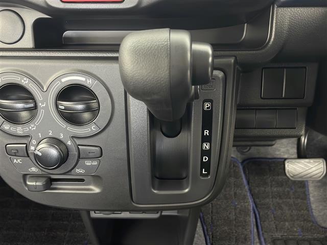 アルト Ｌ　スズキセーフティサポート　前席シートヒーター　衝突被害軽減システム　クリアランスソナー　横滑り防止装置　レーンキープアシスト　アイドリングストップ　ライトレベライザー　純正フロアマット　リモコンキー（12枚目）