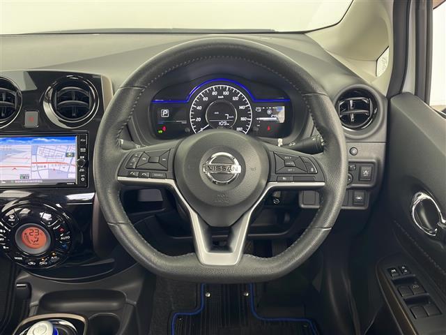 ノート ｅ－パワー　メダリスト　ＦＯＵＲ　４ＷＤ　純正メモリナビ　フルセグＴＶ　アラウンドビューモニター　バックカメラ　純正ドライブレコーダー　ＥＴＣ　日産インテリジェントセーフティ　レーダークルーズコントロール　ハーフレザーシート　ＬＥＤ（4枚目）