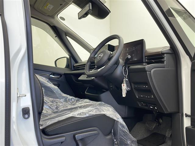 セレナ ｅ－４ＯＲＣＥ　ハイウェイスターＶ　純正メーカーナビ　プロパイロット　ＥＴＣ　両側パワースライドドア　シートヒーター　純正フロントスポイラー　スマートルームミラー　全方位カメラ　ＬＥＤヘッドライト　ステアリングヒーター（17枚目）