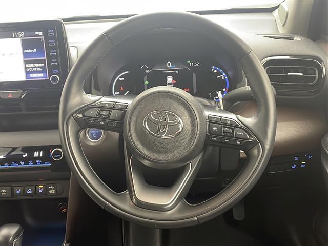 ヤリスクロス ハイブリッドＺ　４ＷＤ　ワンオーナー　純正ナビ　全方位カメラ　バックカメラ　ハーフレザーシート　衝突軽減装置　横滑り防止装置　レーンキープアシスト　レーダークルーズコントロール　コーナーセンサー　ブラインドアシスト（7枚目）