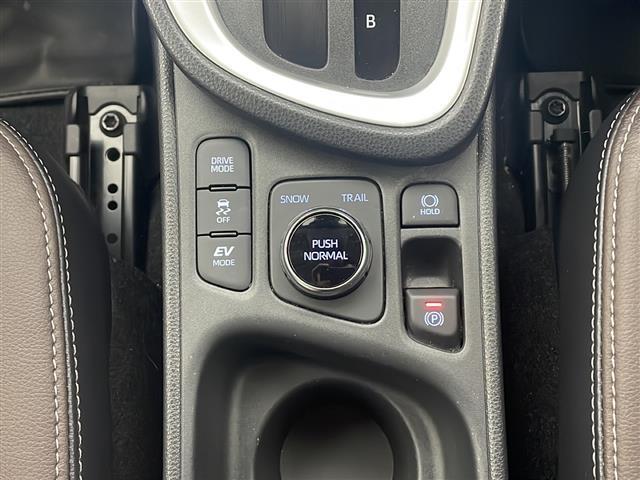 ヤリスクロス ハイブリッドＺ　４ＷＤ　ワンオーナー　純正ナビ　全方位カメラ　バックカメラ　ハーフレザーシート　衝突軽減装置　横滑り防止装置　レーンキープアシスト　レーダークルーズコントロール　コーナーセンサー　ブラインドアシスト（13枚目）