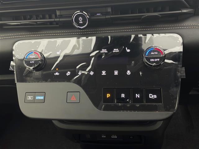 セレナ ｅ－４ＯＲＣＥ　ハイウェイスターＶ　ナビ　プロパイロット　アラウンドビューモニター　インテリジェントルームミラー　両側パワースライドドア　ステアリングヒーター　前席シートヒーター　置くだけ充電　ＬＥＤヘッドライト　ＥＴＣ２．０　フルセグ（11枚目）