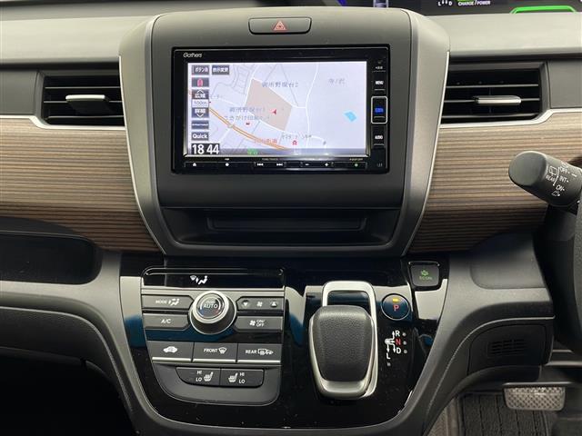 フリードハイブリッド ハイブリッド・クロスターホンダセンシング　４ＷＤ　社外ＳＤナビ　Ｂｌｕｅｔｏｏｔｈ　ＣＤ　ＤＶＤ　フルセグ　バックカメラ　ビルトインＥＴＣ　クルーズコントロール　車線逸脱警報　後方コーナーセンサー　両側パワースライドドア　純正ＡＷ　サンシェー（7枚目）
